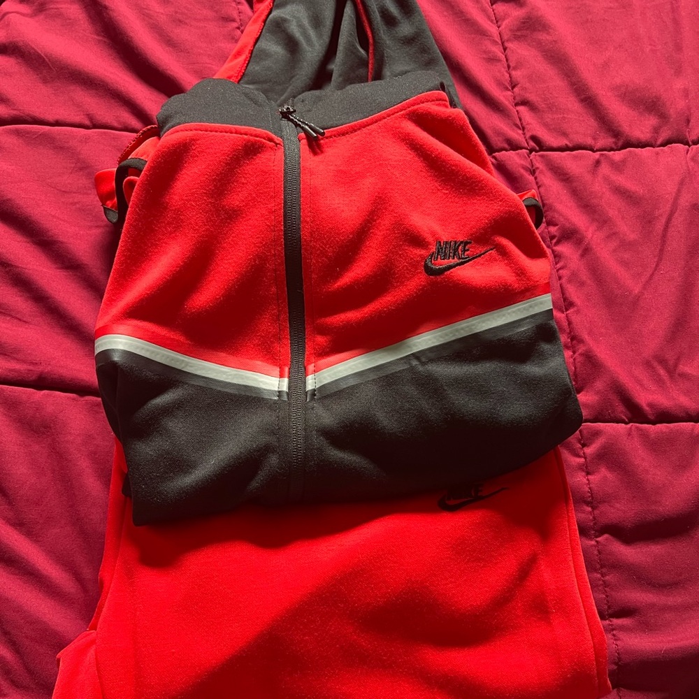New Without Tags Nike Sweatsuit size XXXl( fits like a Large, X Large)